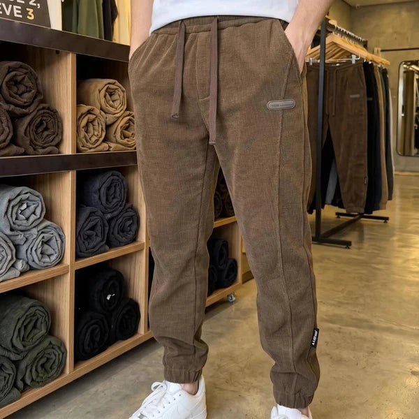[Leve 3, Pague Só 2!] Calça Rizon Masculina em Veludo Cotelê de Modelagem Jogger com Ajuste Frontal e Emblema Emborrachado