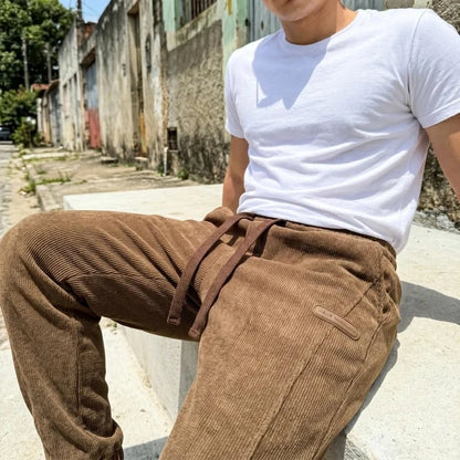 [Leve 3, Pague Só 2!] Calça Rizon Masculina em Veludo Cotelê de Modelagem Jogger com Ajuste Frontal e Emblema Emborrachado