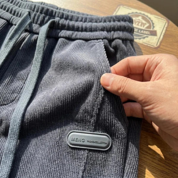[Leve 3, Pague Só 2!] Calça Rizon Masculina em Veludo Cotelê de Modelagem Jogger com Ajuste Frontal e Emblema Emborrachado